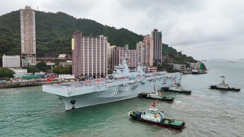 11月21日，海軍海南艦在香港招商局碼頭順利靠泊。新華社發（劉基 攝）