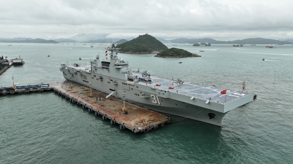 11月21日，海軍海南艦在香港招商局碼頭順利靠泊。新華社發（劉基 攝）