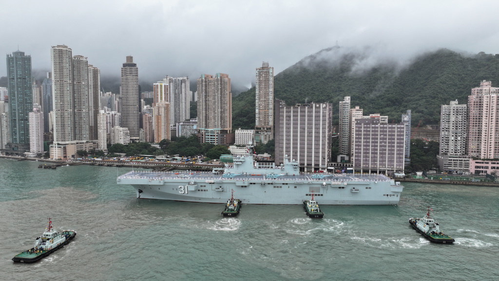 11月21日，海軍海南艦在香港招商局碼頭順利靠泊。新華社發（劉基 攝）