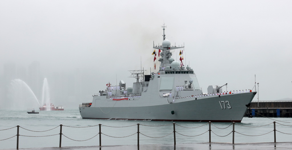 11月21日，海軍長沙艦?？堪捍捃姼鄞a頭。新華社發（易定 攝）