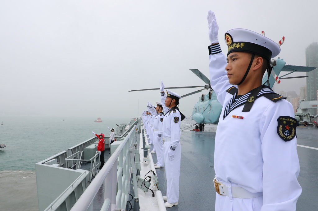 11月21日，海軍艦艇編隊抵達香港，官兵們在甲板上整齊列隊揮手示意。新華社發（顧橋紅 攝）