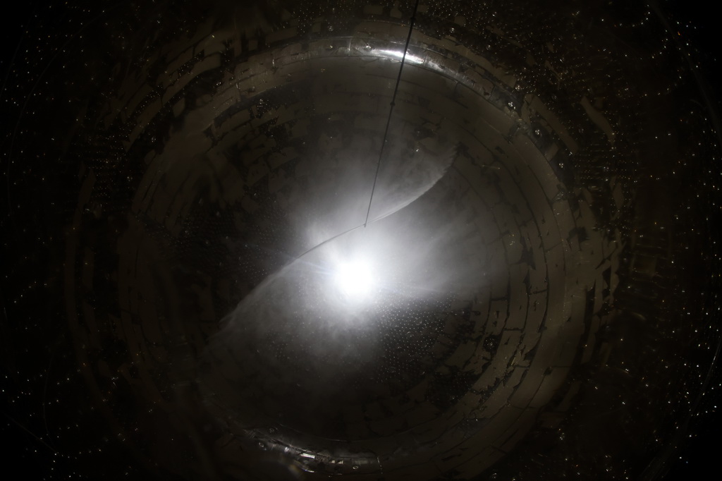 11月23日從球頂拍攝的清洗中的探測器有機玻璃球。