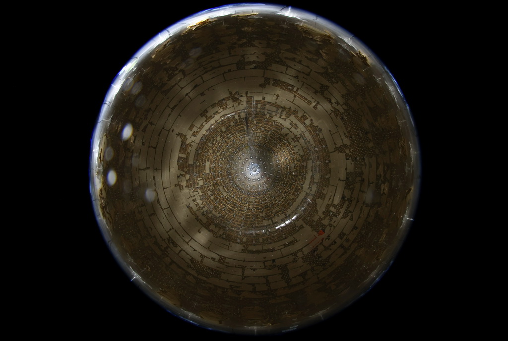 11月22日從球底拍攝的探測器有機玻璃球。