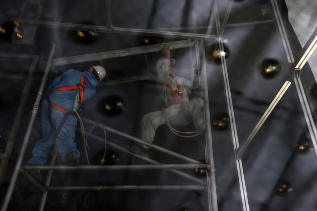 11月22日，工作人員在池底進出口處搭建設施。