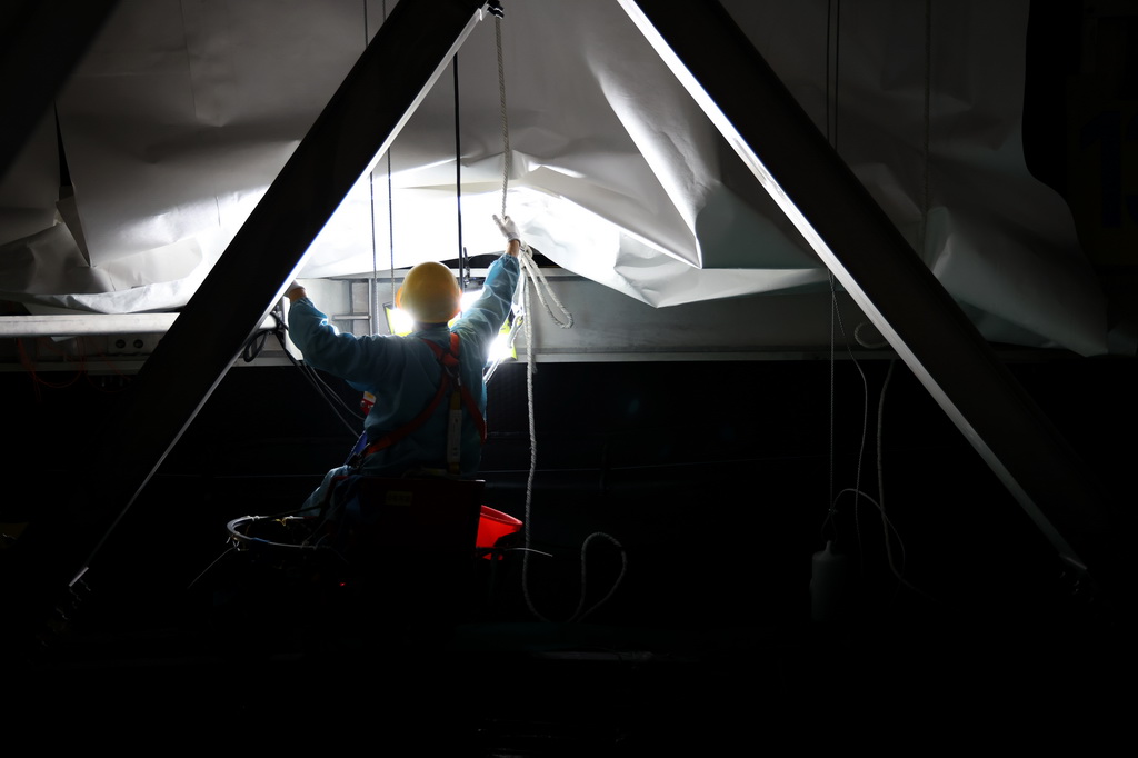 11月22日，工作人員用特衛強紙遮蓋水池周邊的墻壁。