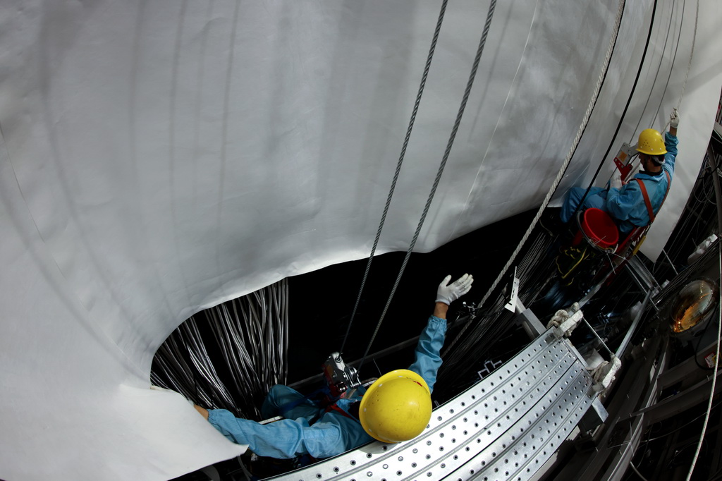 11月22日，工作人員用特衛強紙遮蓋水池周邊的墻壁。