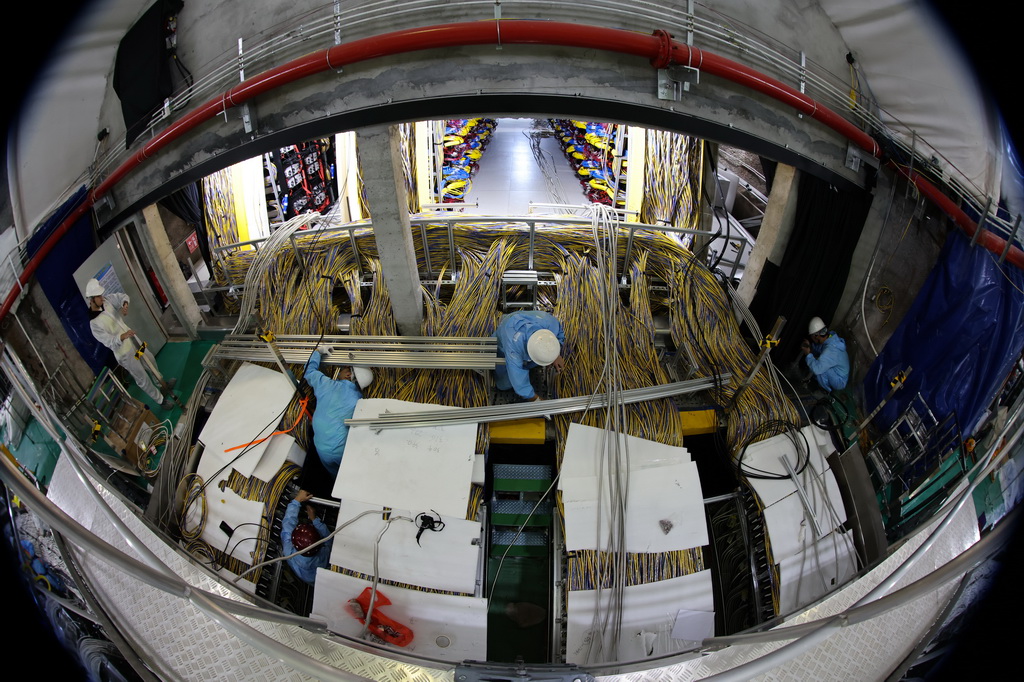 11月23日，工作人員在實驗大廳布置電子學線纜。