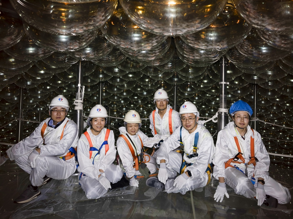 11月23日在探測器有機玻璃球球頂拍攝的科研人員（從左至右分別是：秦中華、趙潔、馬驍妍、錢小輝、何苗、崔晨陽）。