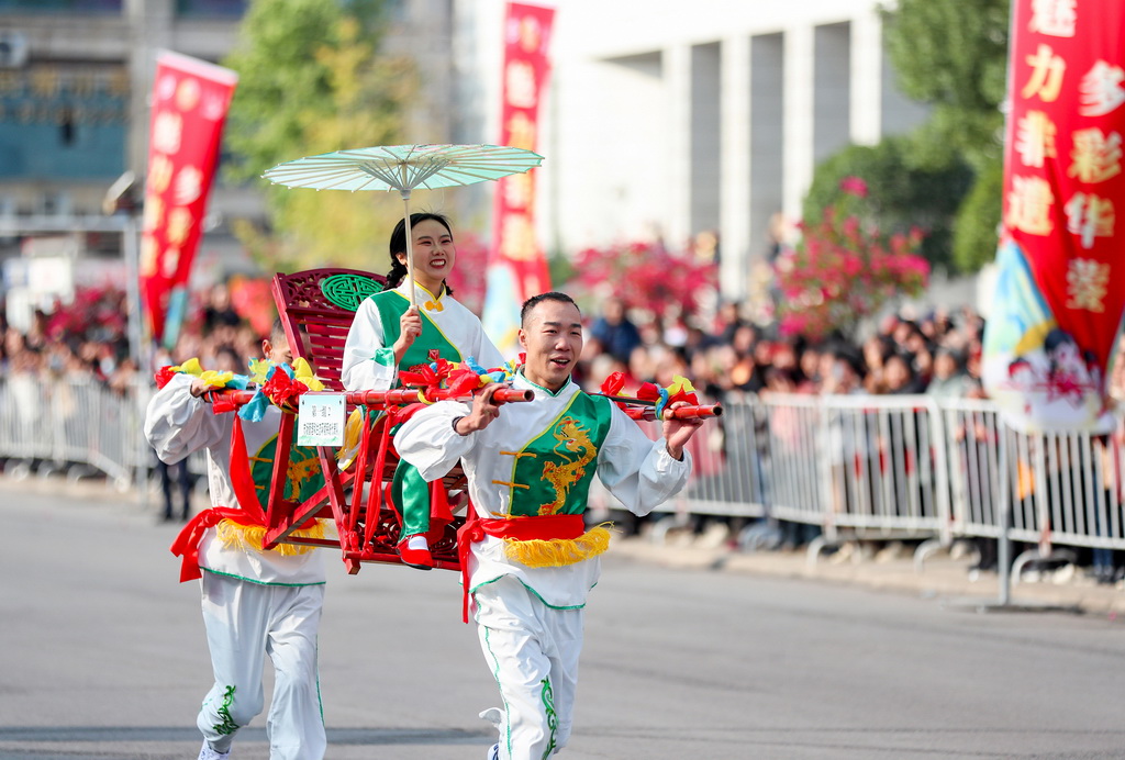 11月27日，參賽隊伍參加“華鎣山滑竿抬幺妹”比賽。新華社發（邱海鷹攝）