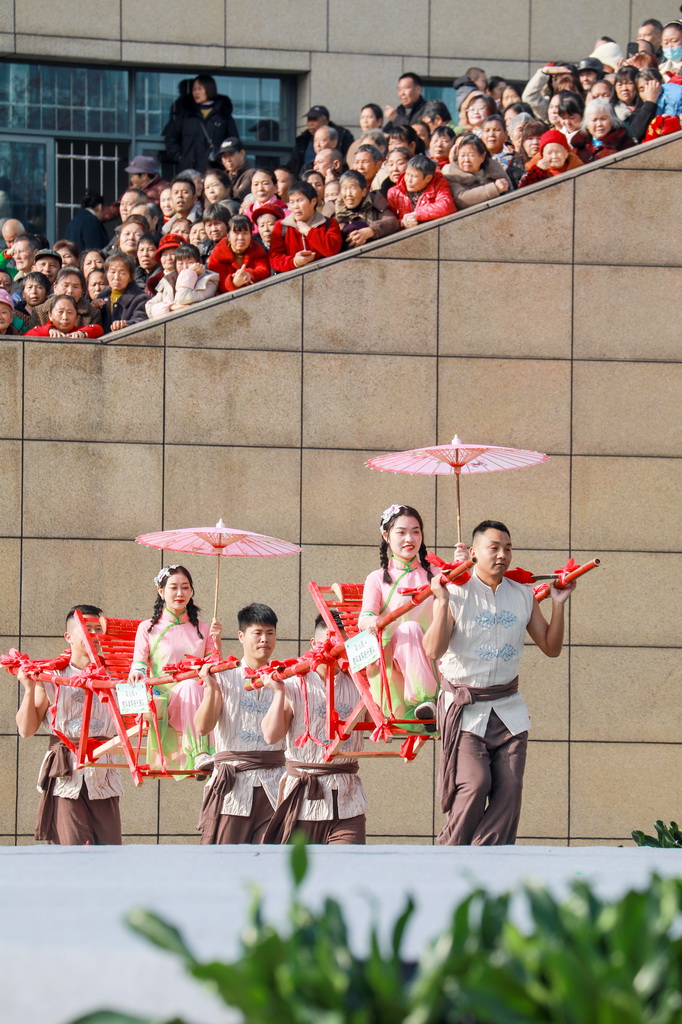 11月27日，參賽隊伍參加“華鎣山滑竿抬幺妹”展演。新華社發（周松林攝）
