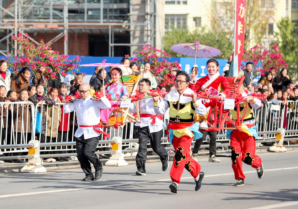 11月27日，參賽隊伍參加“華鎣山滑竿抬幺妹”比賽。新華社發（邱海鷹攝）