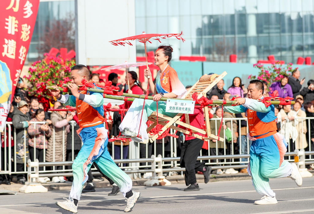 11月27日，參賽隊伍參加“華鎣山滑竿抬幺妹”比賽。新華社發（邱海鷹攝）
