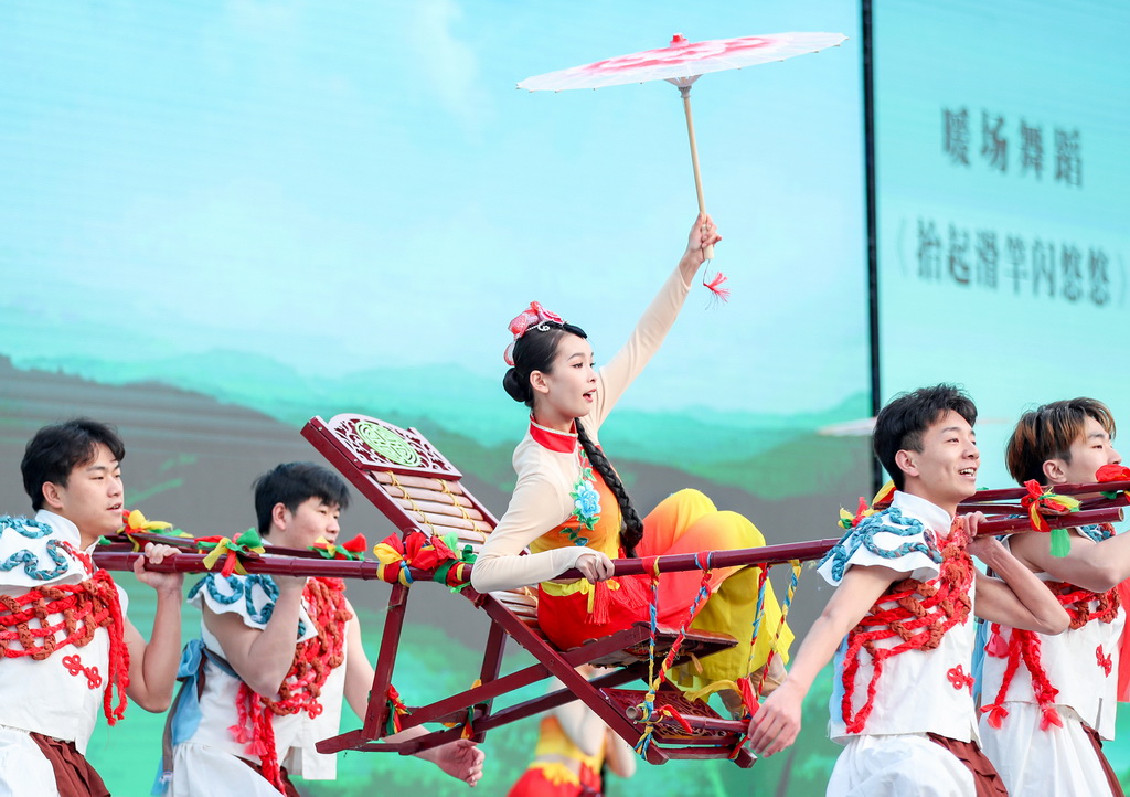 11月27日，參賽隊伍參加“華鎣山滑竿抬幺妹”展演。新華社發（邱海鷹攝）