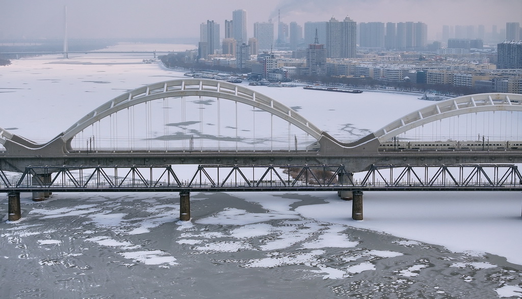 11月28日，松花江干流哈爾濱段封江，動車組列車駛過哈齊高鐵松花江特大橋（無人機照片）。