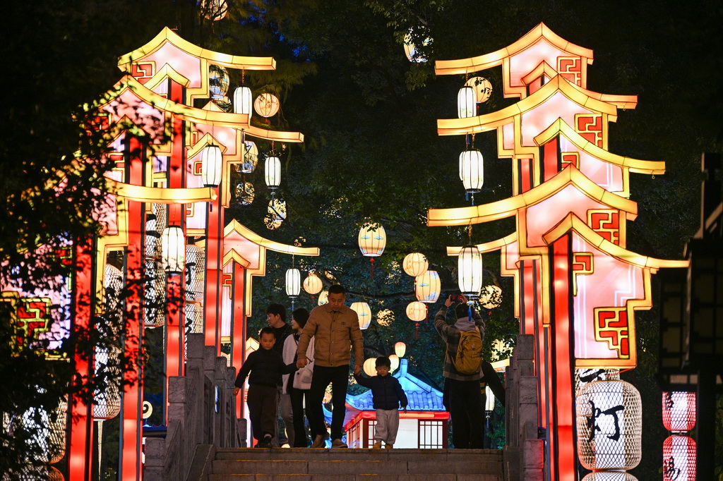 12月1日，游客在南京白鷺洲公園觀賞花燈。