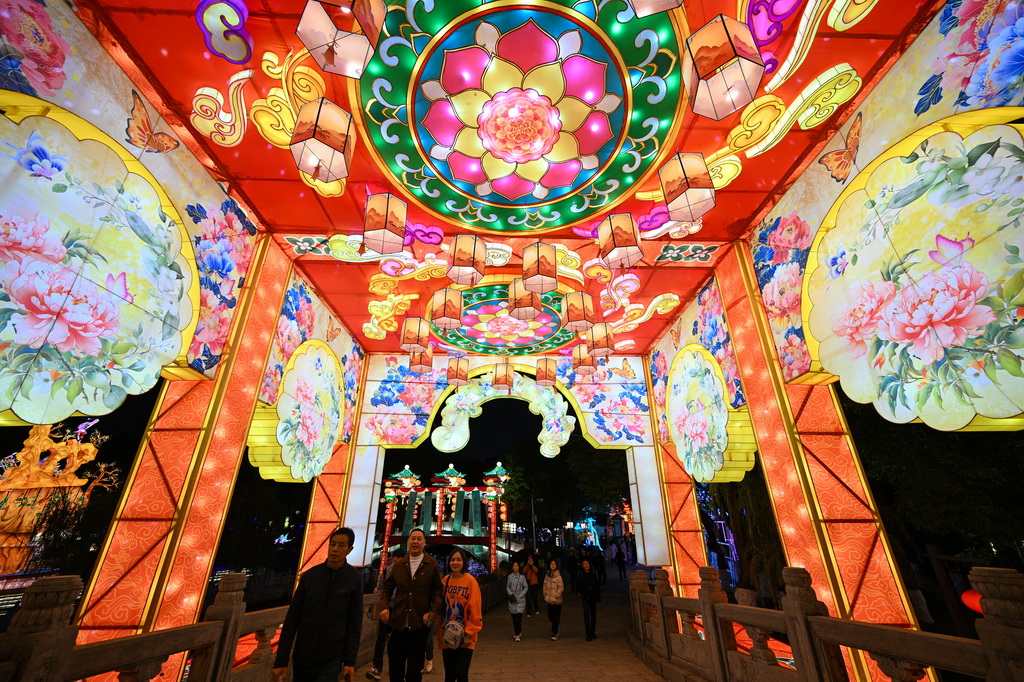 12月1日，游客在南京白鷺洲公園觀賞花燈。