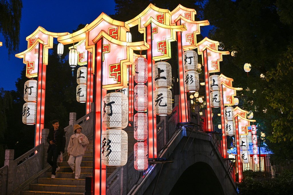 12月1日，游客在南京白鷺洲公園觀賞花燈。