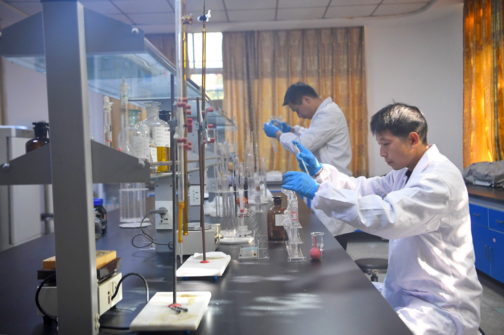 11月28日，在南陽市生態環境局淅川分局環境監測站，工作人員在進行水質監測。