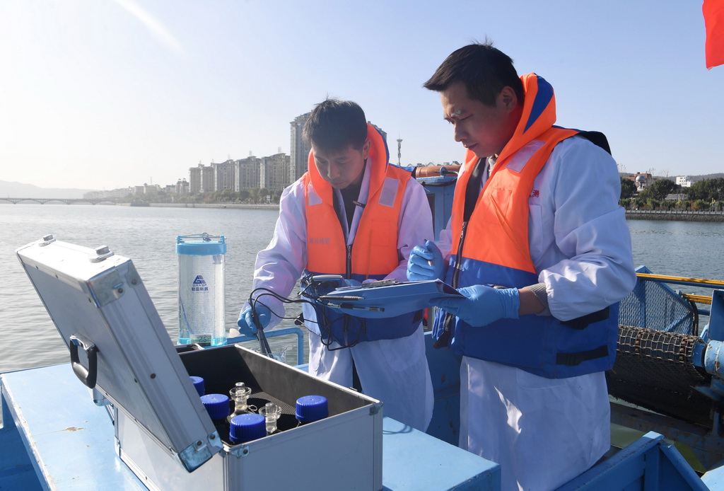 11月28日，在淅川縣鸛河流域城區段，南陽市生態環境局淅川分局工作人員記錄采樣水質情況。