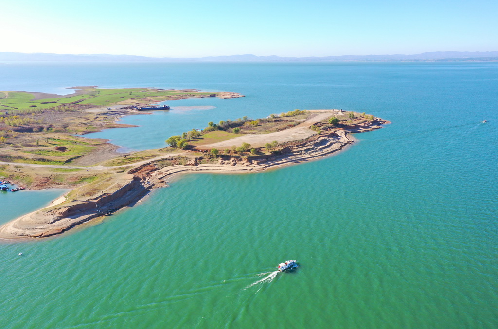 11月29日，在淅川縣丹江口水庫宋崗碼頭附近，庫區綜合執法大隊工作人員開船巡護（無人機照片）。