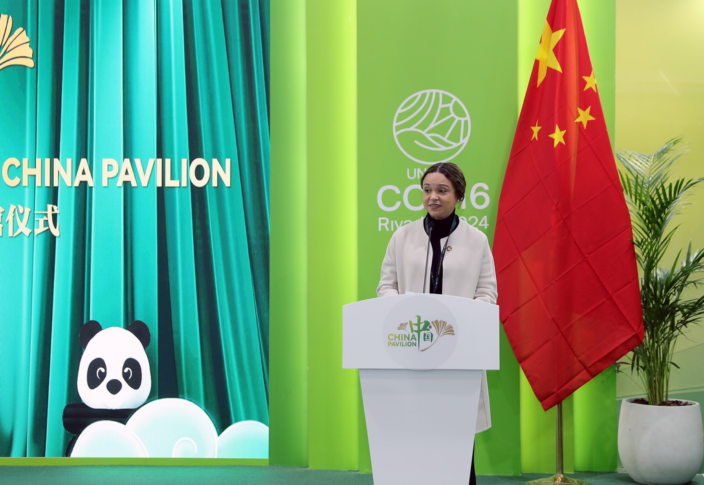 12月2日，在沙特阿拉伯利雅得，《聯合國防治荒漠化公約》副執行秘書穆里羅在中國館開館儀式上致辭。