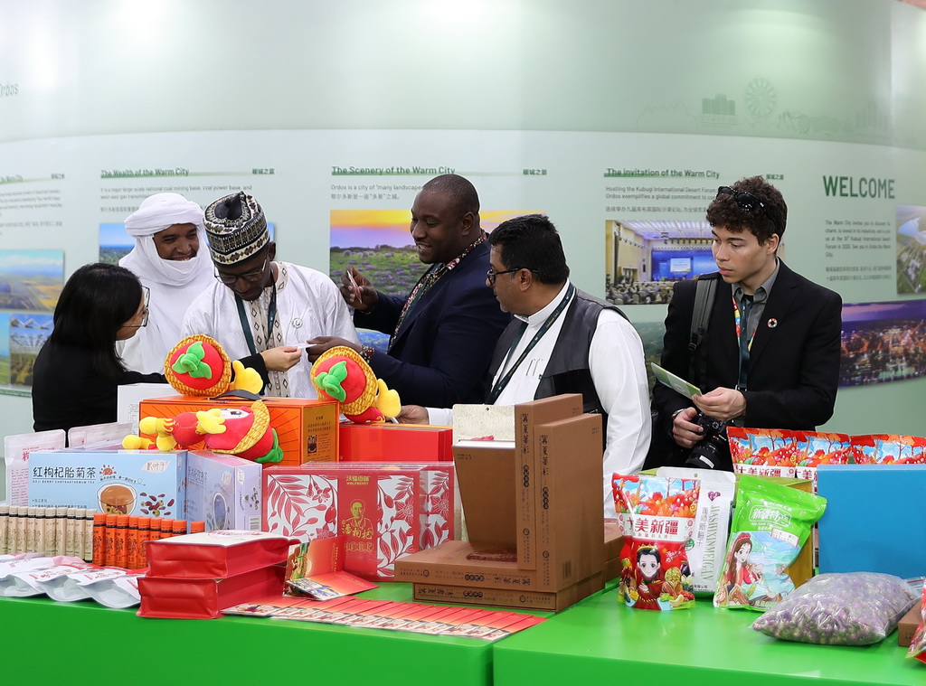 12月2日，在沙特阿拉伯利雅得，人們參觀《聯合國防治荒漠化公約》第十六次締約方大會中國館。