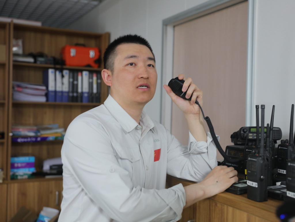 負責站上通訊的電子工程師武鵬使用對講機與隊員溝通（12月1日攝）。新華社記者 黃韜銘 攝