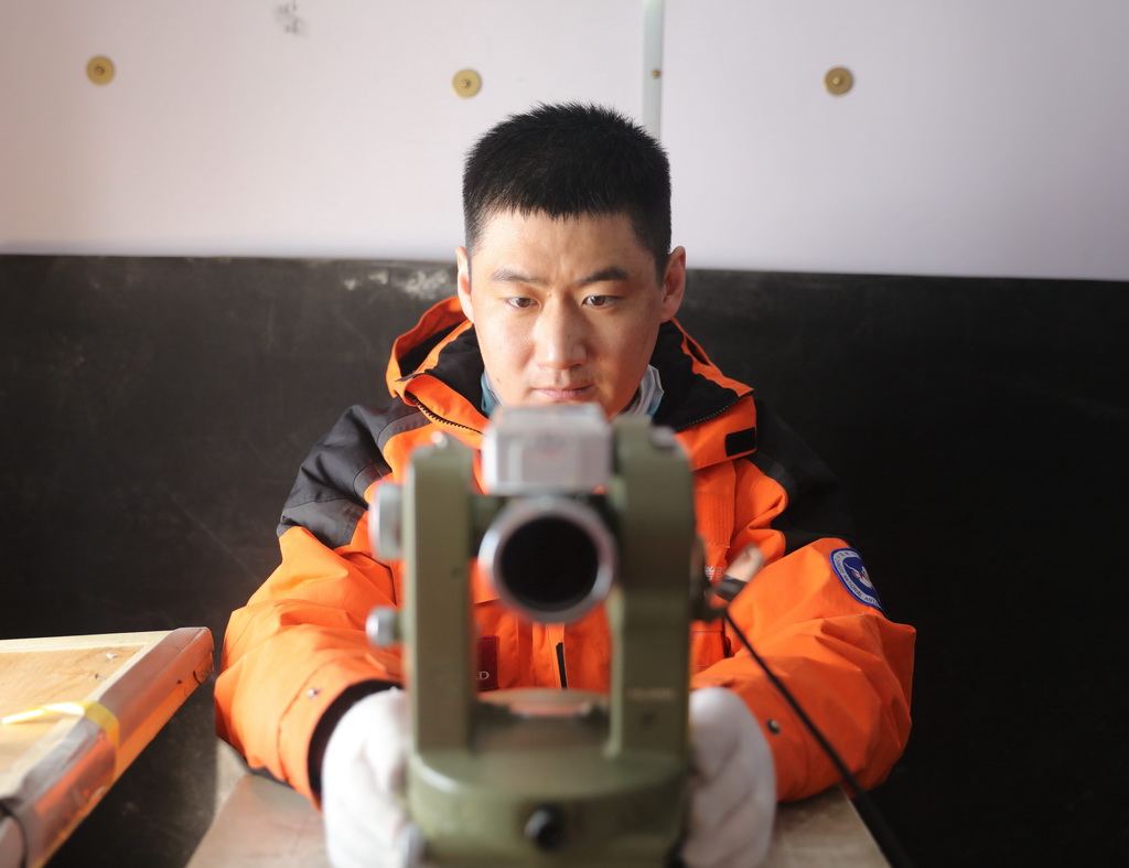 來自中國科學院地質與地球物理研究所的實驗員岳云龍在進行地磁觀測（12月1日攝）。新華社記者 黃韜銘 攝