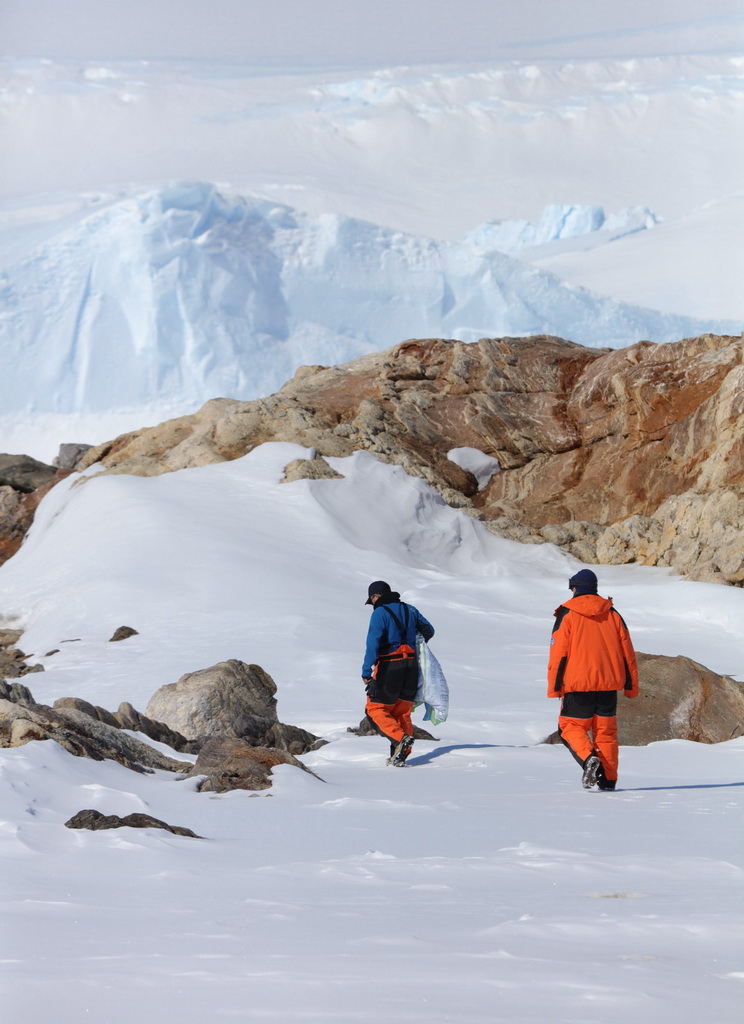 南極中山站越冬隊員前往野外進行作業（12月1日攝）。新華社記者 黃韜銘 攝