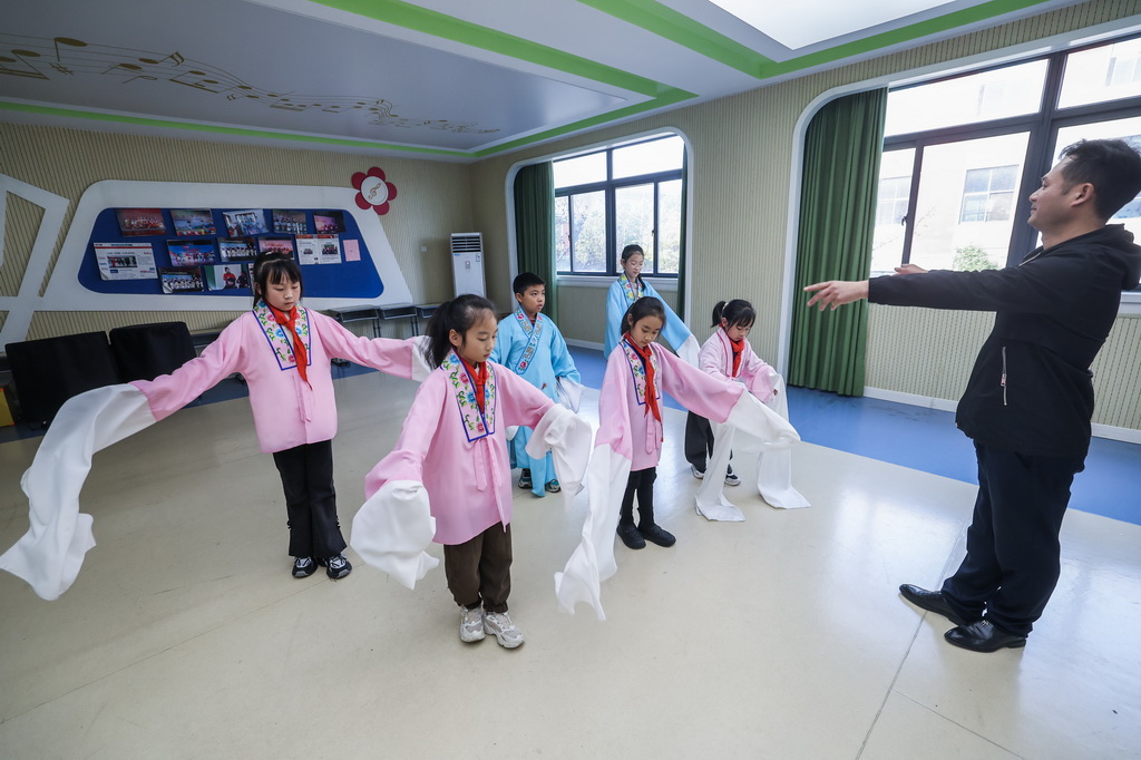 12月3日，在浙江省諸暨市西湖小學，老師在指導越劇社團的學生演員排練。