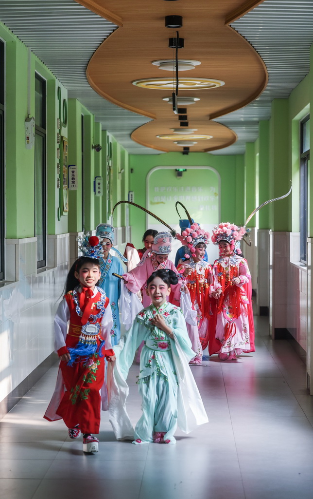 12月3日，諸暨市西湖小學越劇社團的學生演員準備為同學們演出。