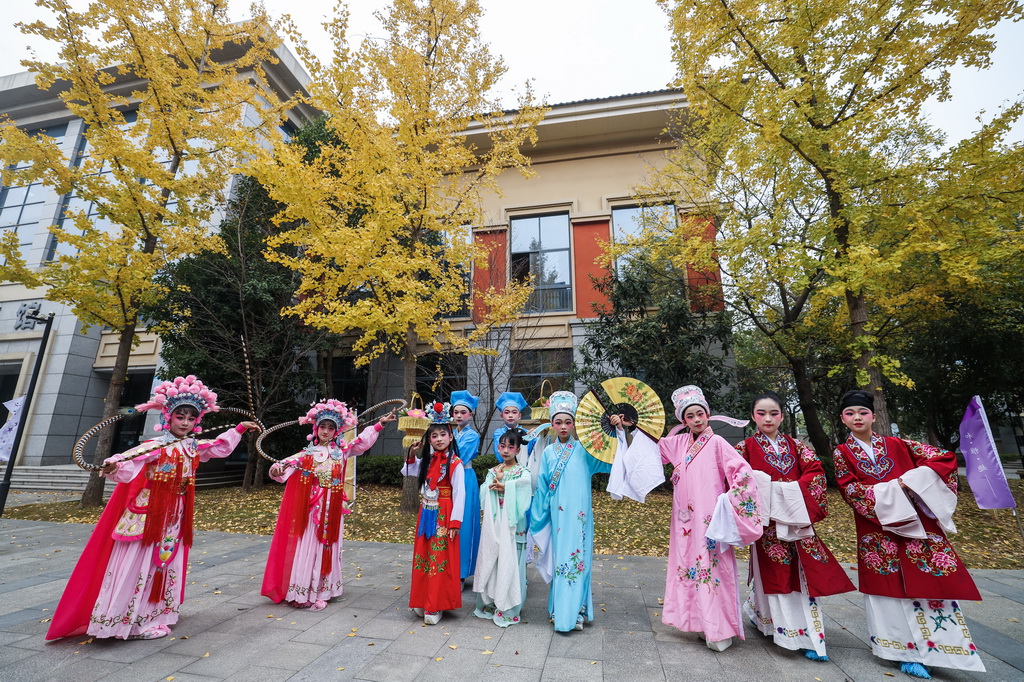 12月3日，諸暨市西湖小學越劇社團的學生演員們一起拍攝演出劇照。