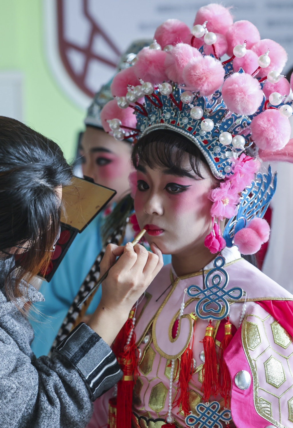 12月3日，在浙江省諸暨市西湖小學，指導老師在為越劇社團的學生演員化裝。