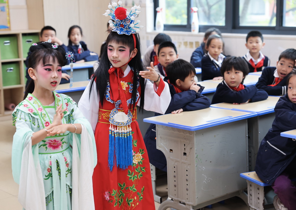 12月3日，諸暨市西湖小學越劇社團的學生演員在教室為同學們演出。