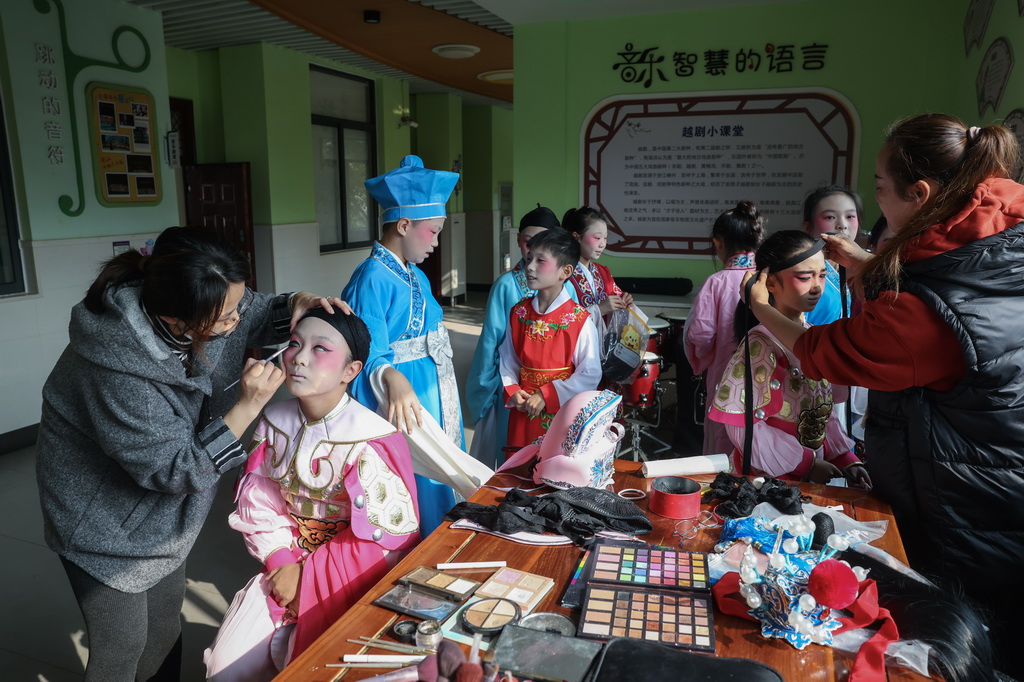 12月3日，在浙江省諸暨市西湖小學，指導老師在為越劇社團的學生演員化裝。