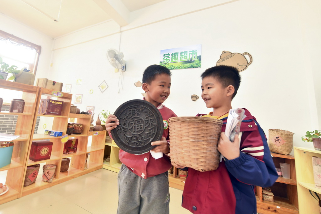 在梧州市蒼梧縣六堡鎮中心幼兒園，孩子們在“茶趣超市”模擬選購茶葉（12月3日攝）。