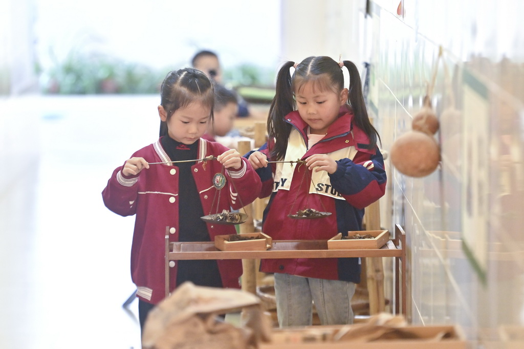 在梧州市蒼梧縣六堡鎮中心幼兒園，孩子們在“茶趣超市”模擬銷售茶葉（12月3日攝）。