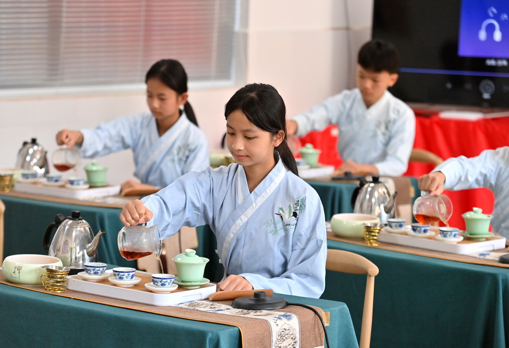 在梧州市蒼梧縣六堡鎮塘平小學，學生在學習茶藝（12月3日攝）。