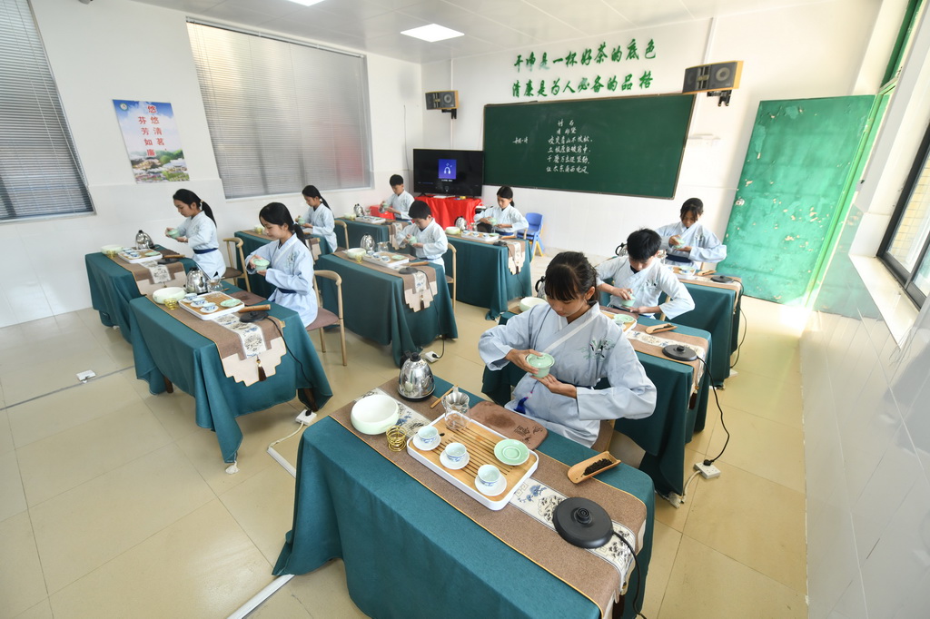 在梧州市蒼梧縣六堡鎮塘平小學，學生在學習茶藝（12月3日攝）。