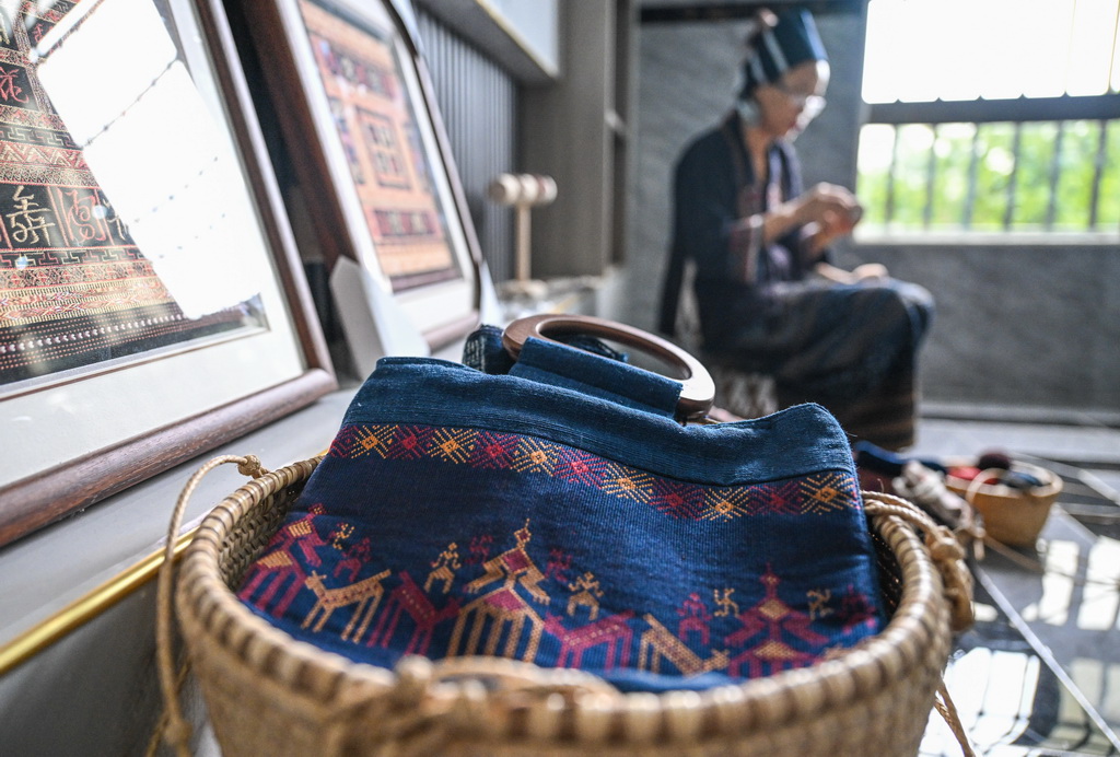 這是在海南省東方市東河鎮拍攝的黎族傳統紡染織繡技藝省級傳承人符永英用黎錦制作的手袋（2023年6月7日攝）。新華社記者 蒲曉旭 攝