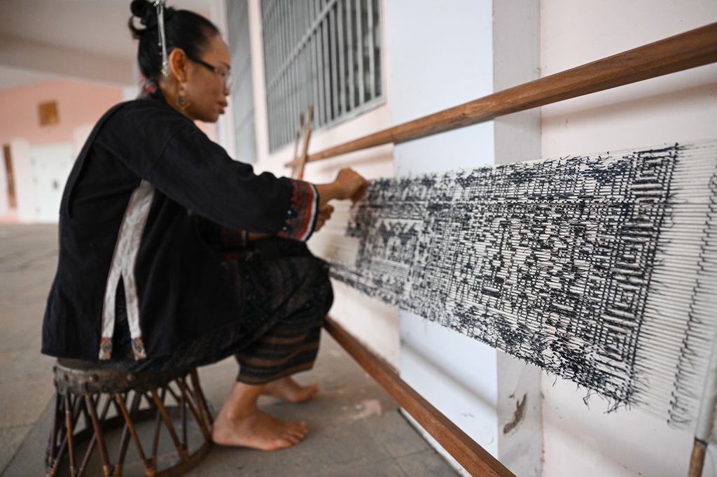 黎族傳統紡染織繡技藝省級傳承人符永英在海南東方市黎族傳統紡染織繡技藝傳承館展示技藝（2023年6月6日攝）。新華社記者 蒲曉旭 攝