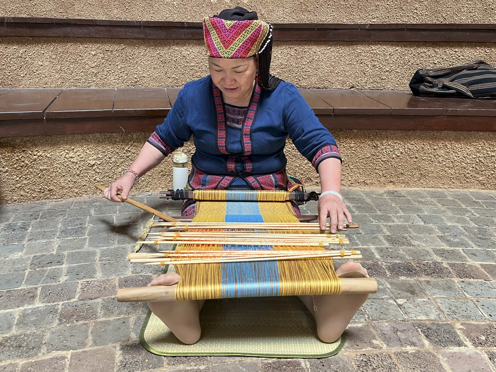 黎族傳統紡染織繡技藝國家級代表性傳承人劉香蘭在海南省五指山市毛納村展示織錦技藝（2024年5月22日攝）。新華社記者 程瀟 攝