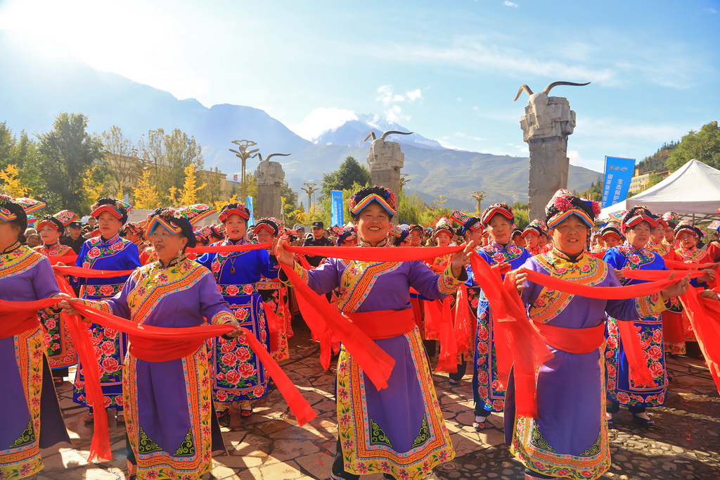 在四川省阿壩藏族羌族自治州茂縣中國古羌城，當地羌族群眾載歌載舞慶祝羌年（2024年11月1日攝）。新華社發（何清海攝）