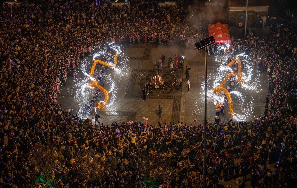在四川省北川羌族自治縣禹王廣場，當地群眾舞龍歡慶羌歷新年（2020年11月14日攝）。新華社記者 江宏景 攝