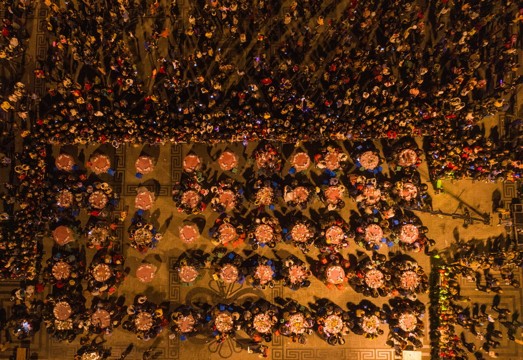 在四川省北川羌族自治縣禹王廣場，當地群眾擺出壩壩宴，歡慶羌歷新年（2020年11月14日攝，無人機照片）。新華社記者 江宏景 攝