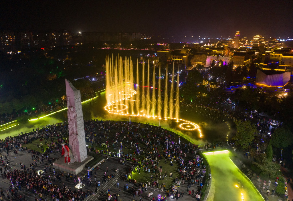 在四川省北川羌族自治縣新生廣場，當地群眾在羌歷新年期間觀賞音樂噴泉（2020年11月14日攝，無人機照片）。新華社記者 江宏景 攝