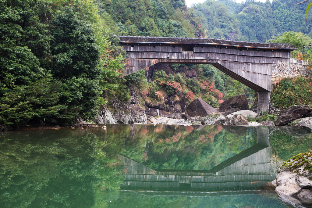 這是在福建省壽寧縣下黨鄉拍攝的鸞峰橋（2019年10月1日攝）。新華社發（王志凌攝）