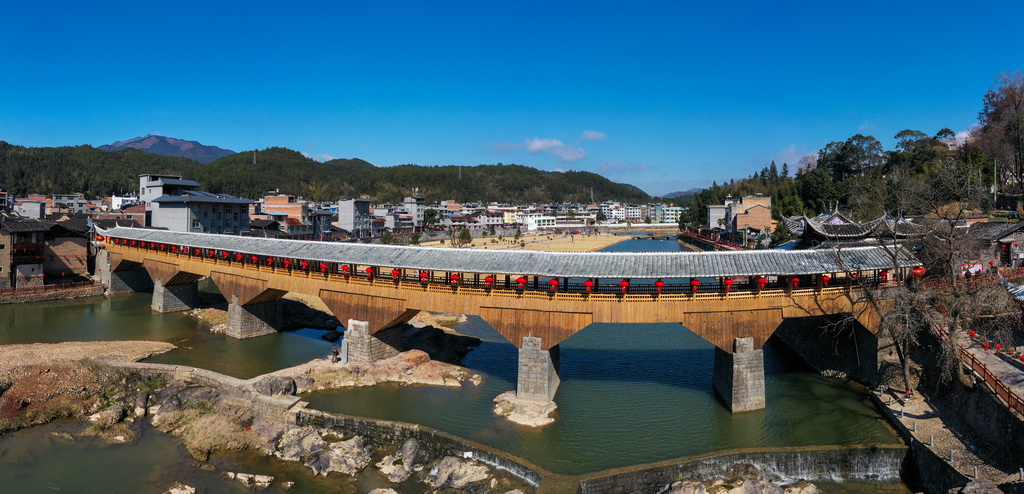 這是在福建省屏南縣長橋鎮拍攝的萬安橋（2024年1月23日攝，無人機拼接照片）。新華社發（王志凌攝）