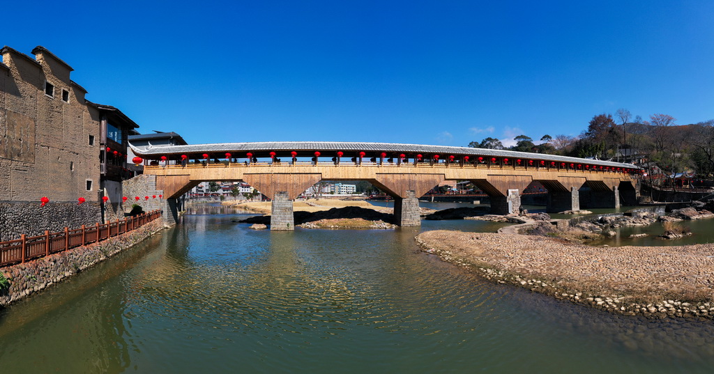 這是在福建省屏南縣長橋鎮拍攝的萬安橋（2024年1月23日攝，無人機拼接照片）。新華社發（王志凌攝）