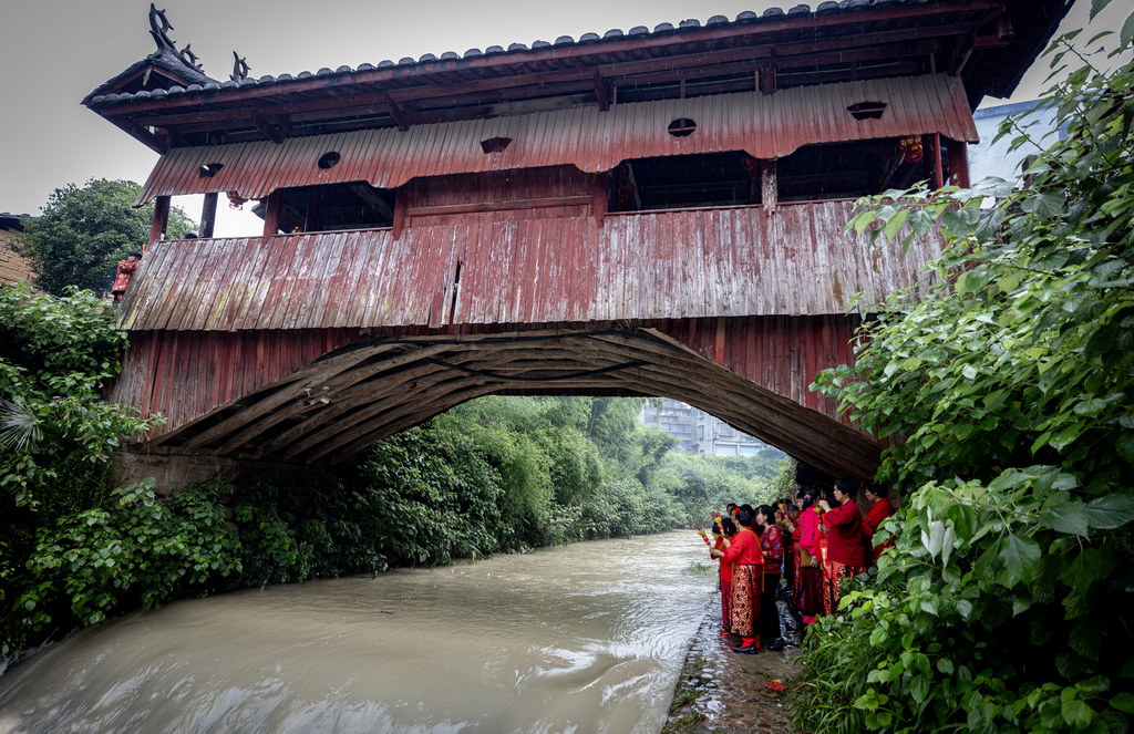 村民在浙江省麗水市慶元縣古廊橋雙門橋參加非遺端午走橋民俗活動（2024年6月11日攝）。新華社發（吳春平攝）